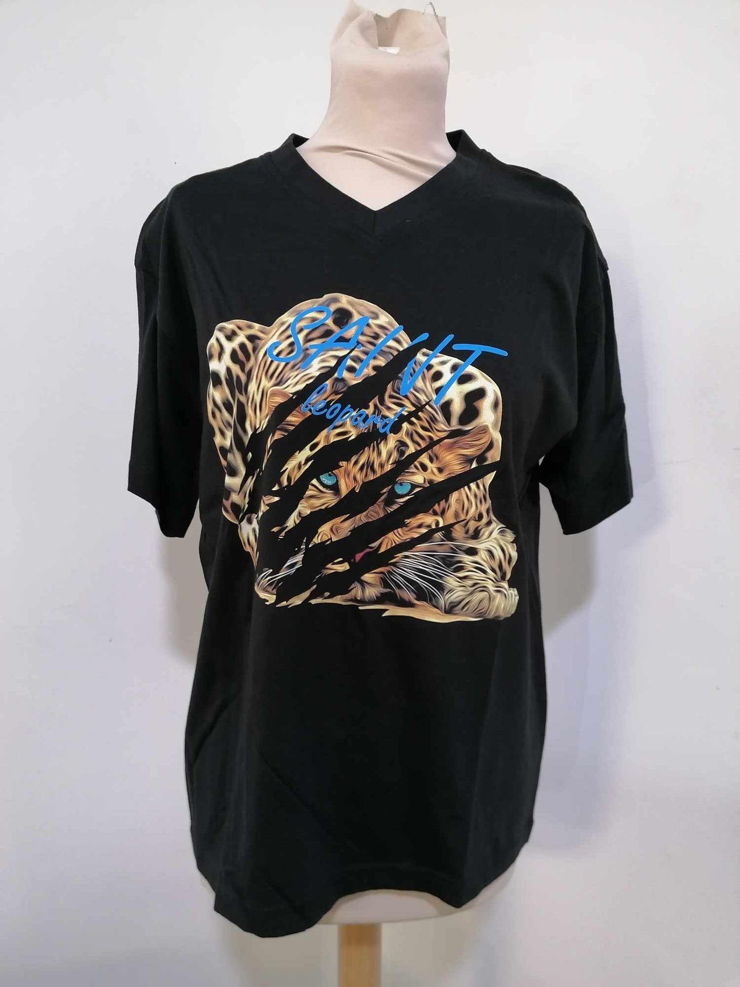 t-shirt col v